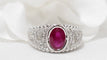 Bague 57 Bague Jonc en or blanc, rubis ovale et diamants 58 Facettes F4832