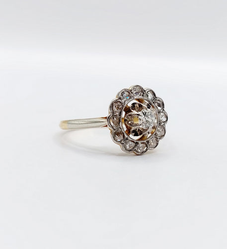 Bague 53.5 Bague marguerite circa 1910 en or 18k, platine et diamants 58 Facettes A06629