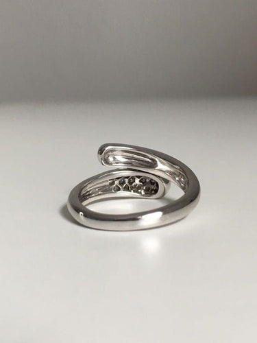 Bague 50 Bague BVLGARI modèle Astrea en or blanc 18K et diamants 58 Facettes
