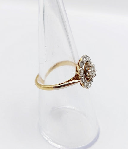 Bague 53.5 Bague marguerite circa 1910 en or 18k, platine et diamants 58 Facettes A06629