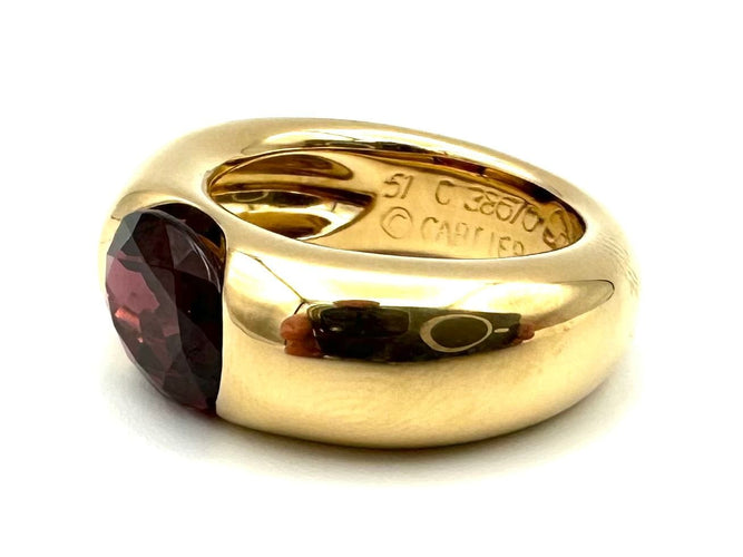 Bague 51 CARTIER. Collection "Ellipse", bague or jaune et grenat 58 Facettes