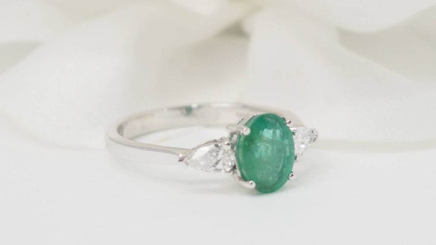 Bague 54 Bague en or blanc, émeraude et diamants 58 Facettes 32533