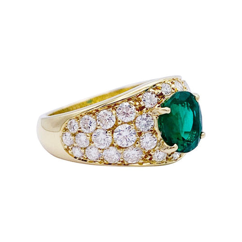 Bague or jaune, émeraude ovale et pavage diamants.