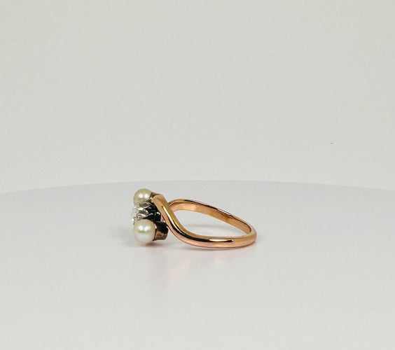 Bague Bague croisée antique avec diamant naturel et deux perles en or jaune et rose 58 Facettes 2206099