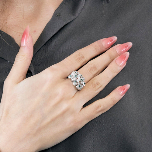 Bague 54 Bague à décor d'hortensia or blanc et émeraudes 58 Facettes GU174