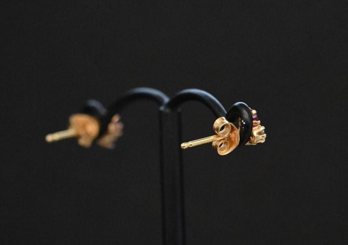 Boucles d'oreilles boucles d'oreilles en or 18 carats ornées d'un saphir, d'un rubis et d'un diamant 58 Facettes