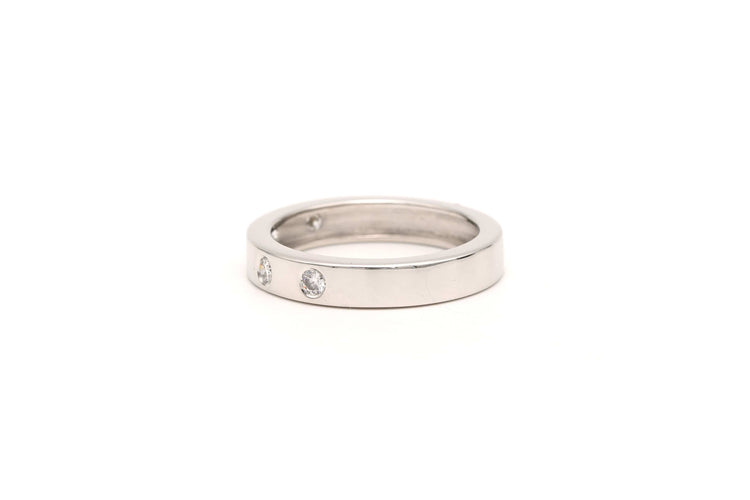 Bague contemporaine en or blanc 18 carats sertie de diamants "taille" brillant (+-0.25ct)