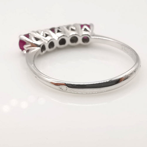 Bague 54 Bague en or 18 carats, rubis et diamants 58 Facettes