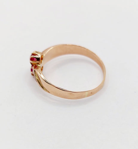 Bague 51.5 Bague antique or rose, rubis synthétiques et perles 58 Facettes A05426
