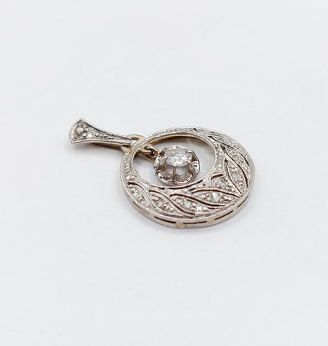 Pendentif Pendentif Art Déco or blanc , diamants et monture finement ciselée (circa 1920) 58 Facettes A05580