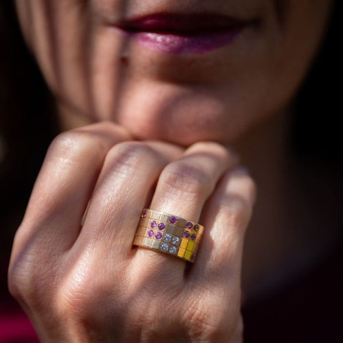 Bague 52 CARTIER - Lanière - Bague en or jaune, diamants et saphirs roses 58 Facettes