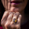 Bague 52 CARTIER - Lanière - Bague en or jaune, diamants et saphirs roses 58 Facettes