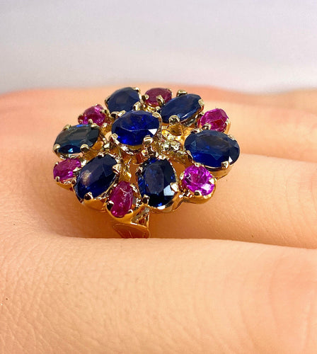 54 Importante bague or jaune, 7 saphirs et 6 rubis 58 Facettes AB454