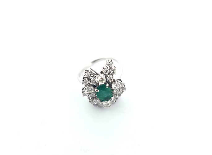 Bague 57 Bague en or blanc avec émeraude et diamants 58 Facettes