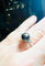 Bague 56 Bague en or sertie d'une perle de culture grise entourée de 2 diamants 58 Facettes 2920 A