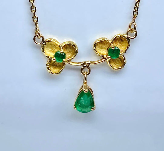 Collier Collier pendentif trilobé en or jaune 18 carats et émeraudes 58 Facettes AB675