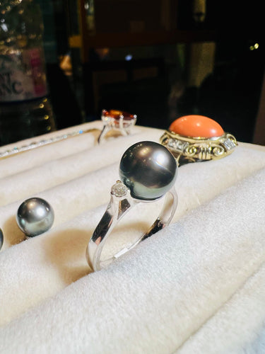 Bague 56 Bague en or sertie d'une perle de culture grise entourée de 2 diamants 58 Facettes 2920 A