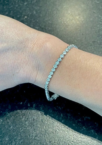 Bracelet Bracelet rivière or blanc serti de 54 brillants de 0,10 carat chacun 58 Facettes