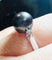Bague 56 Bague en or sertie d'une perle de culture grise entourée de 2 diamants 58 Facettes 2920 A