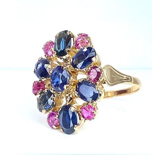 54 Importante bague or jaune, 7 saphirs et 6 rubis 58 Facettes AB454