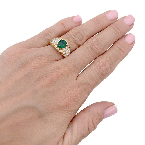 Bague 52 Bague or jaune, émeraude ovale et pavage diamants. 58 Facettes 32742
