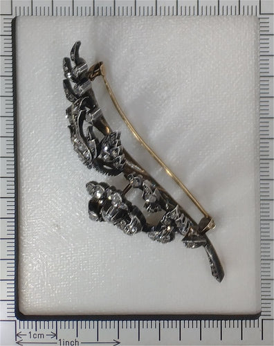 Montre L'étreinte de la nature : une branche de fleur victorienne en diamants 58 Facettes 23054-0122