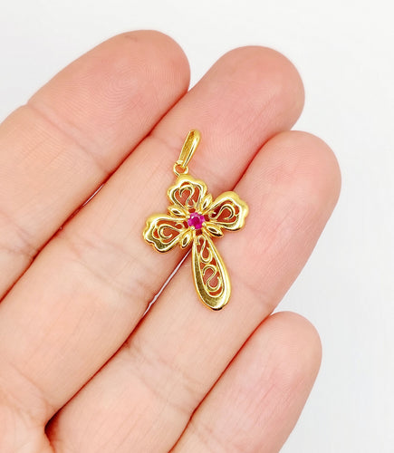 Pendentif Pendentif croix vintage or jaune finement travaillée ornée d'un rubis 58 Facettes A04922