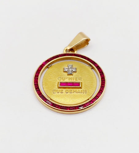 Pendentif Pendentif médaille d'amour 23mm or 18k diamant et rubis calibrés : "+ qu'hier - que demain" maison AUGIS 58 Facettes A06031