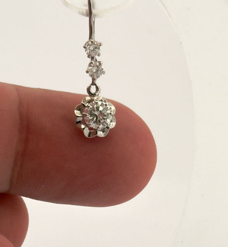 Boucles d'oreilles Dormeuses en or 18 carats et diamants 58 Facettes
