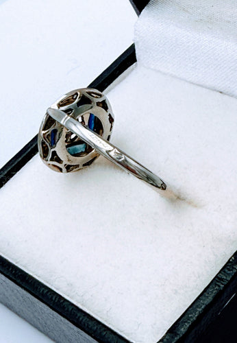 Bague ronde Art Déco en or gris et platine sertie de diamants et saphirs
