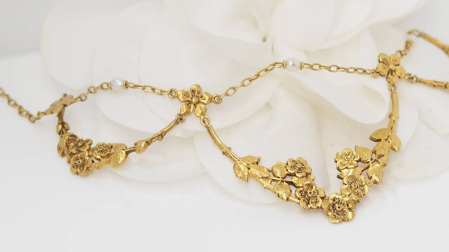 Collier Collier draperie en or jaune et perles 58 Facettes 32204