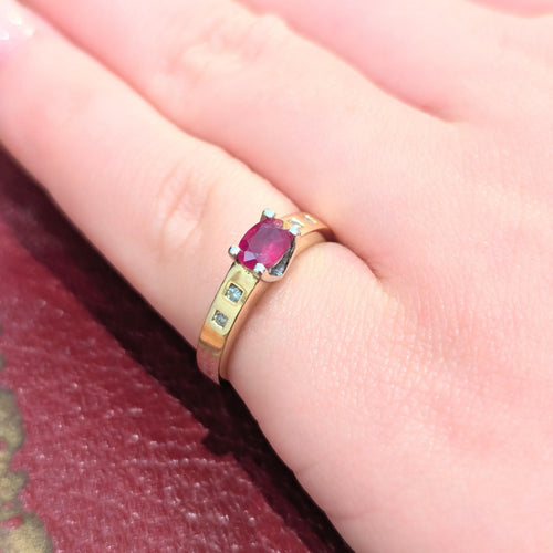 Bague 53 Bague or jaune, rubis, diamants 58 Facettes 30596