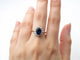 Bague 61 Anello en or blanc avec saphir central et diamants 58 Facettes