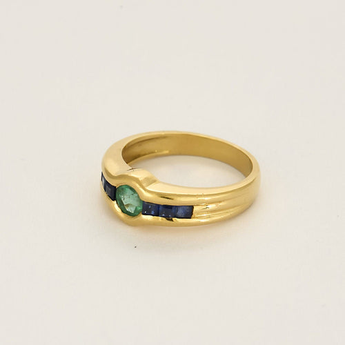 Bague en or jaune, émeraude et saphirs calibrés de synthèse