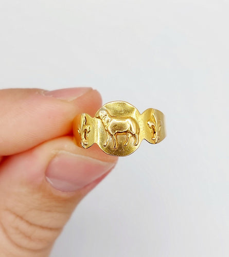 Bague 58.5 Bague chevalière antique or ornée d'un agneau épaulé de fleurs de lys 58 Facettes A05264
