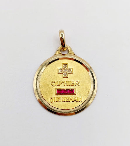 Pendentif Pendentif médaille d'amour AUGIS 23mm or 18k et rubis : "+ QU'HIER - QUE DEMAIN" 58 Facettes A06132