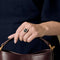 Bague 52 Bague or blanc, diamants et onyx 58 Facettes B250460