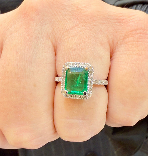 Bague 52 Bague haute joaillerie or blanc émeraude et diamants 58 Facettes