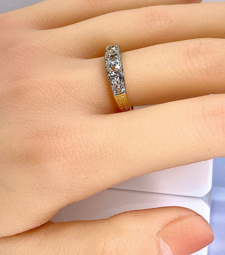 Bague 55 Bague jonc en or jaune 18 carats sertie de 5 diamants, vers 1900 58 Facettes AB512