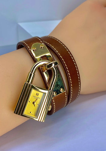 Montre Hermès  - Montre «  Kelly », cadran PM plaqué or, double tour cuir marron 58 Facettes AB453