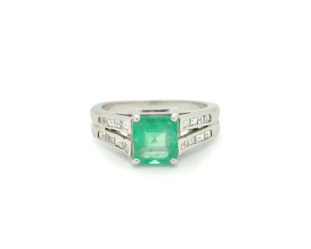 Bague Bague en or blanc avec une émeraude brésilienne de 1,48 ct et des diamants latéraux 58 Facettes 7369
