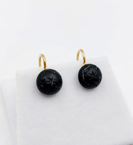 Boucles d'oreilles Dormeuses antique or 18k cabochon de jais gravé d'étoiles (circa 1900) 58 Facettes A06201