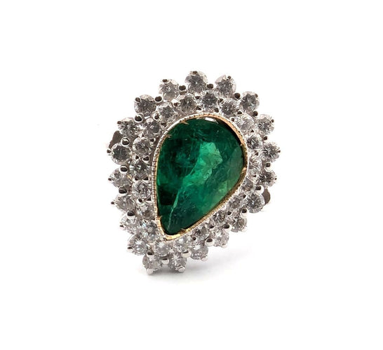 Bague 61 Bague en or blanc avec émeraude centrale et diamants environnants 58 Facettes