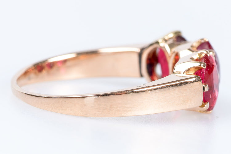 Bague 52 Bague en or rose 18 carats ornée de 3 rubis ovales de 0,66 carats total 58 Facettes BG-RBS-1-101