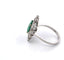 Bague 55 Magnifique bague en or blanc avec une émeraude centrale et des diamants tout autour. 58 Facettes