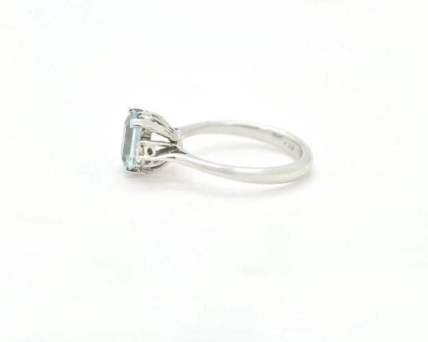 Bague Bague en or blanc avec topaze de 0,90 ct et diamants 58 Facettes 12218