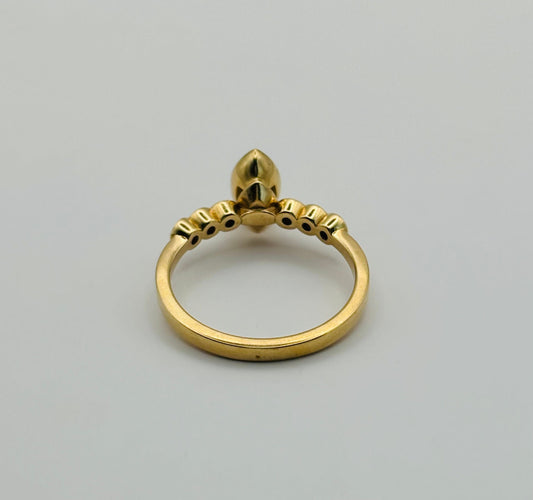 Bague en or avec émeraude taille marquise et diamants