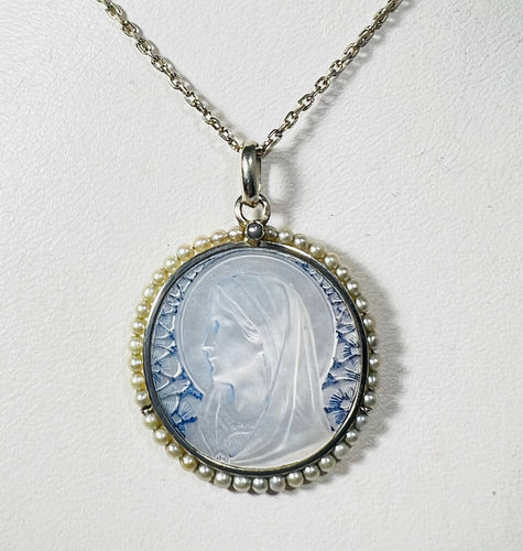 Pendentif Médaille en nacre, or, entourage de perles 58 Facettes 224