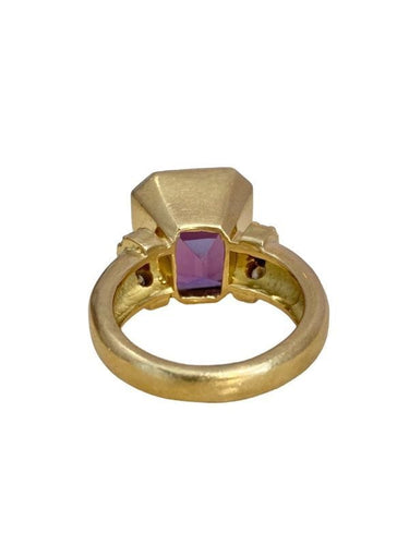 Bague 55 Importante bague, en or jaune, améthyste et diamants 58 Facettes
