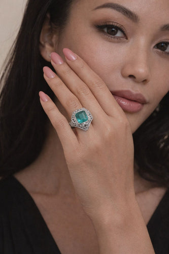 Bague 53 Bague vintage en platine ornée de diamants et d'une émeraude 58 Facettes 50365